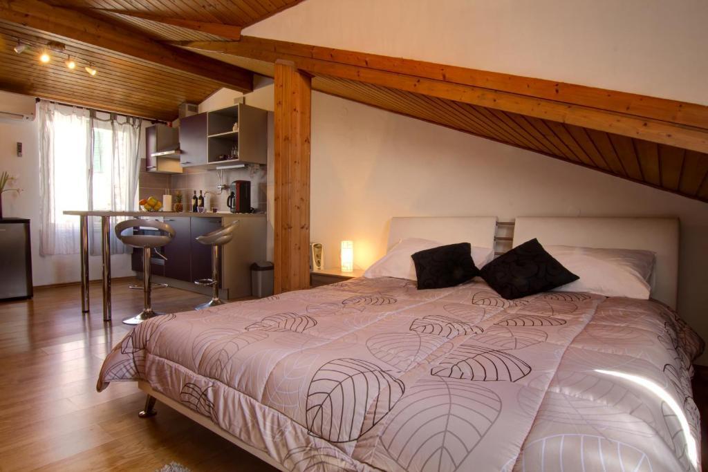Split Inn Apartments Room photo